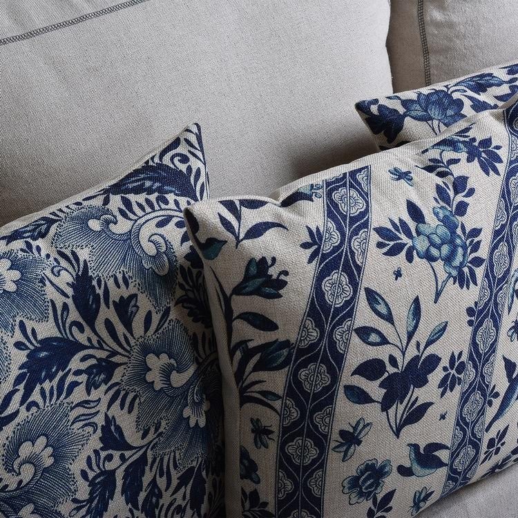 Imperial Blue – Luxurious Pillowcase with Traditional Chinese Porcelain Pattern